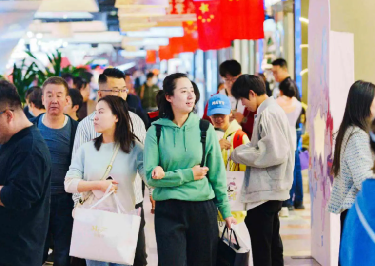 人气旺 消费热 假日经济展活力